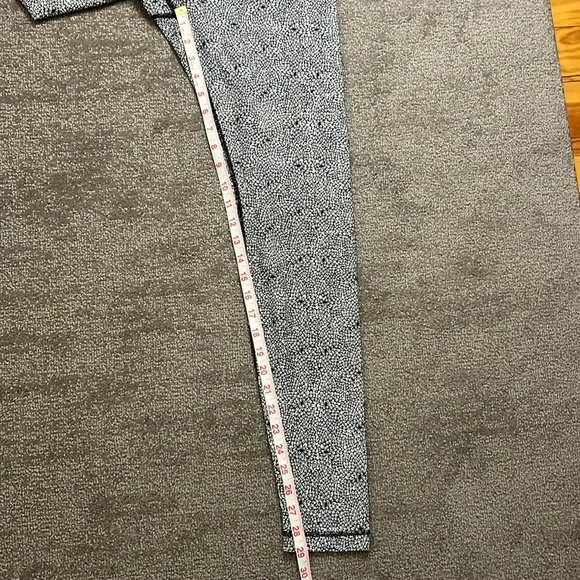 Lululemon Black and White Floral Design Leggings Size 8 - Picture 4 of 8